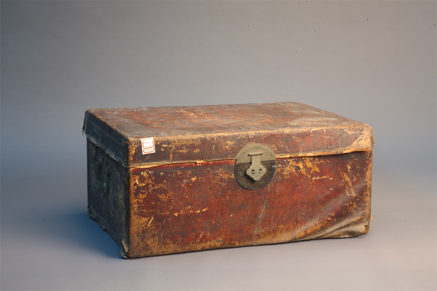 2—072   上世纪三十年代初秦邦宪（博古）使用的木箱子-1.jpg