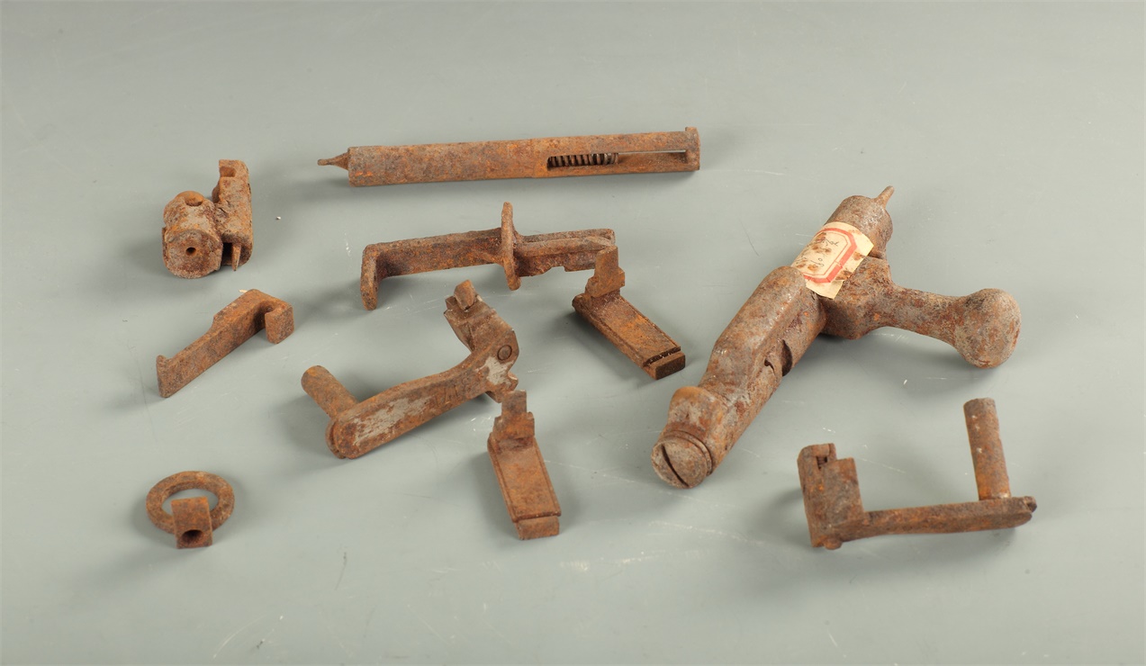 抗战时期无锡地下兵工厂生产的部分武器（步枪零件）.JPG